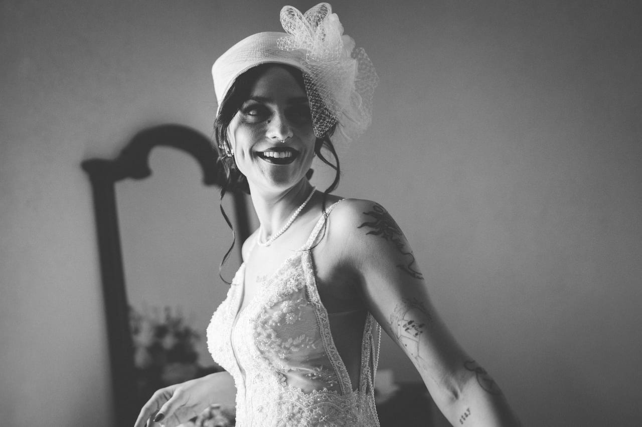 Sposa in bianco e nero al termine della preparazione del matrimonio