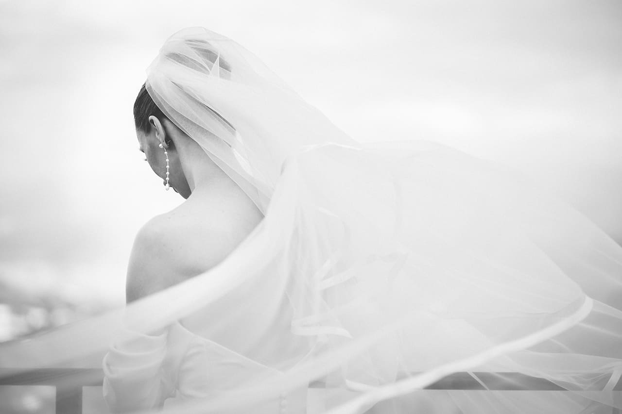 Sposa in bianco e nero vista da dietro nella chiesa Santa Ruba a Vibo Valentia