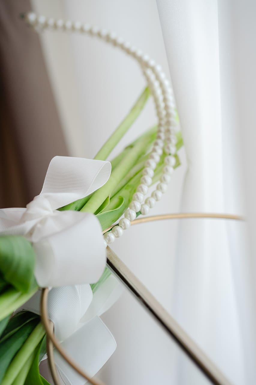Dettaglio elegante del bouquet da sposa in una villa durante il matrimonio a pizzo calabro