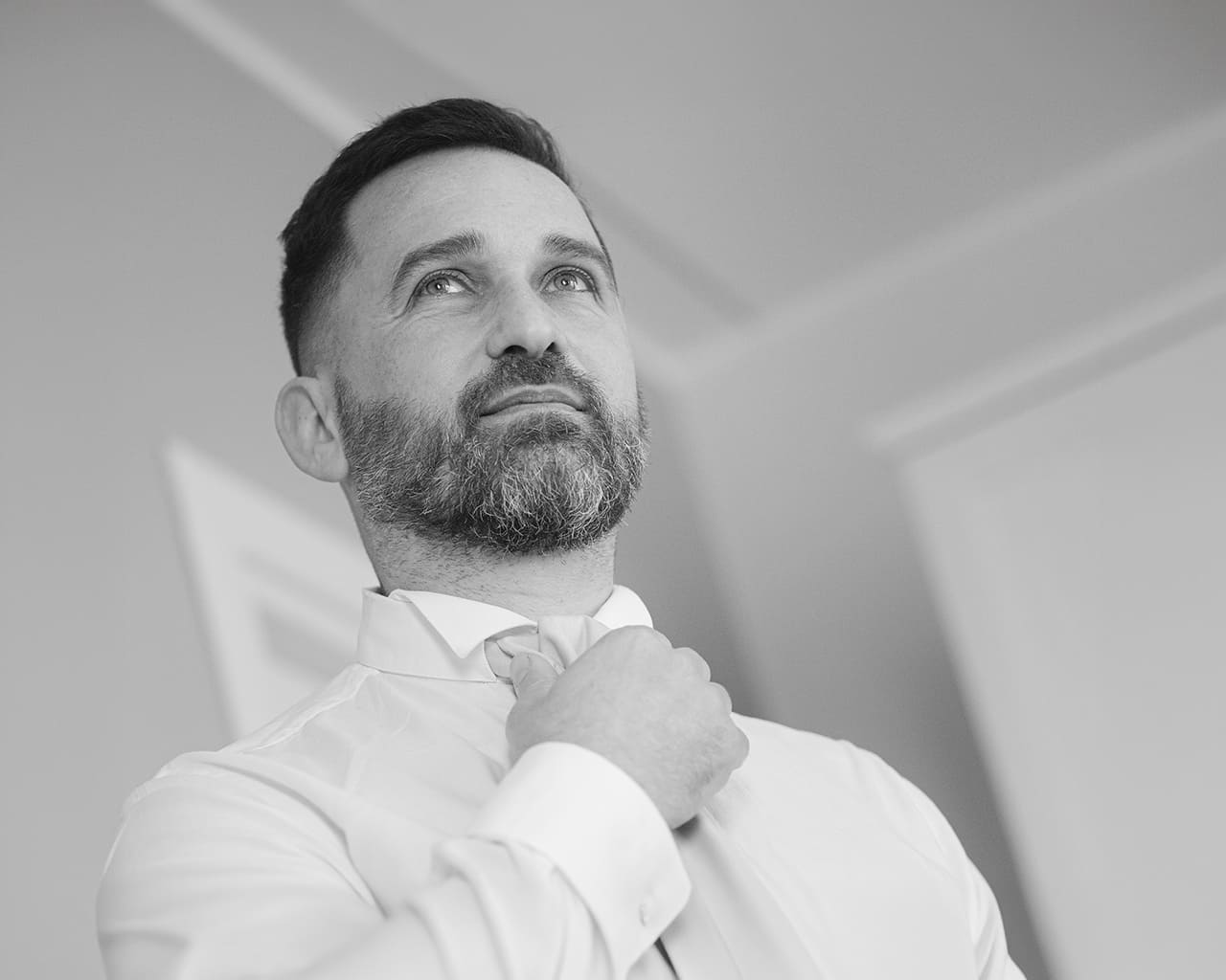 Sposo durante i preparativi del matrimonio