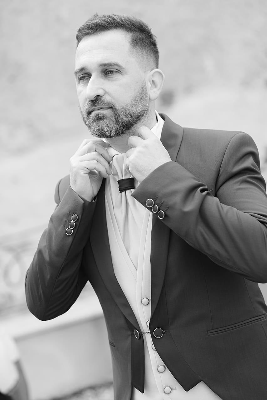 Sposo durante i preparativi del matrimonio in una villa a Pizzo Calabro