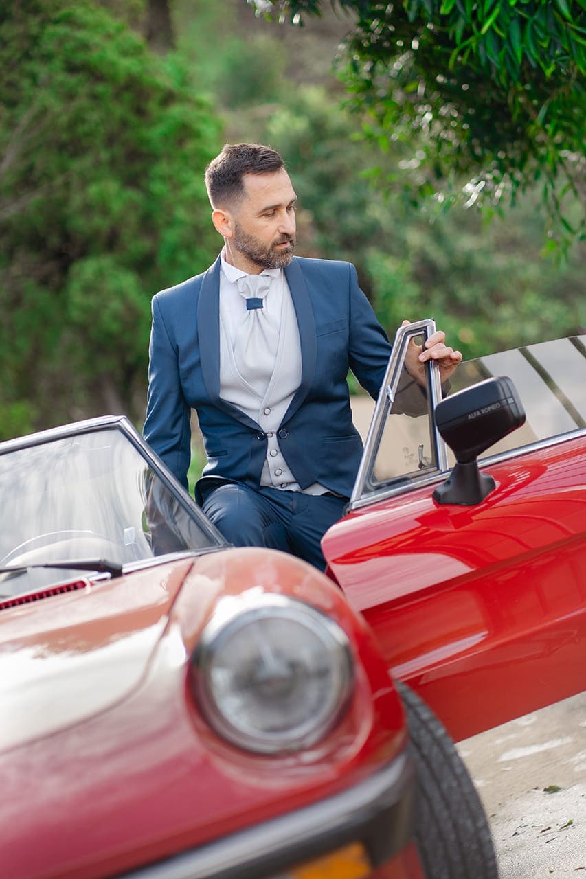 Sposo accanto all’auto durante un matrimonio in una villa a Pizzo Calabro