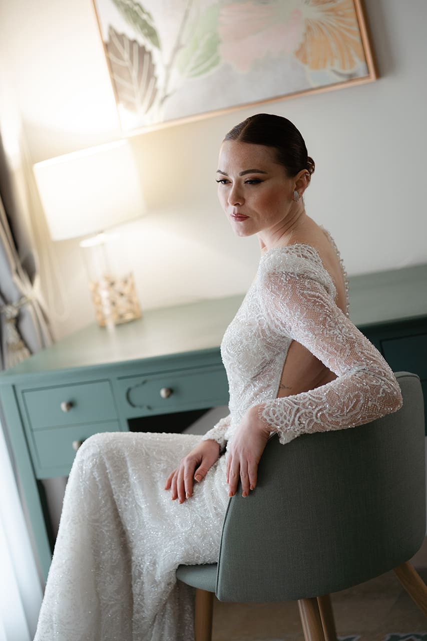 Sposa pronta e seduta durante un matrimonio editoriale in una villa a Pizzo Calabro