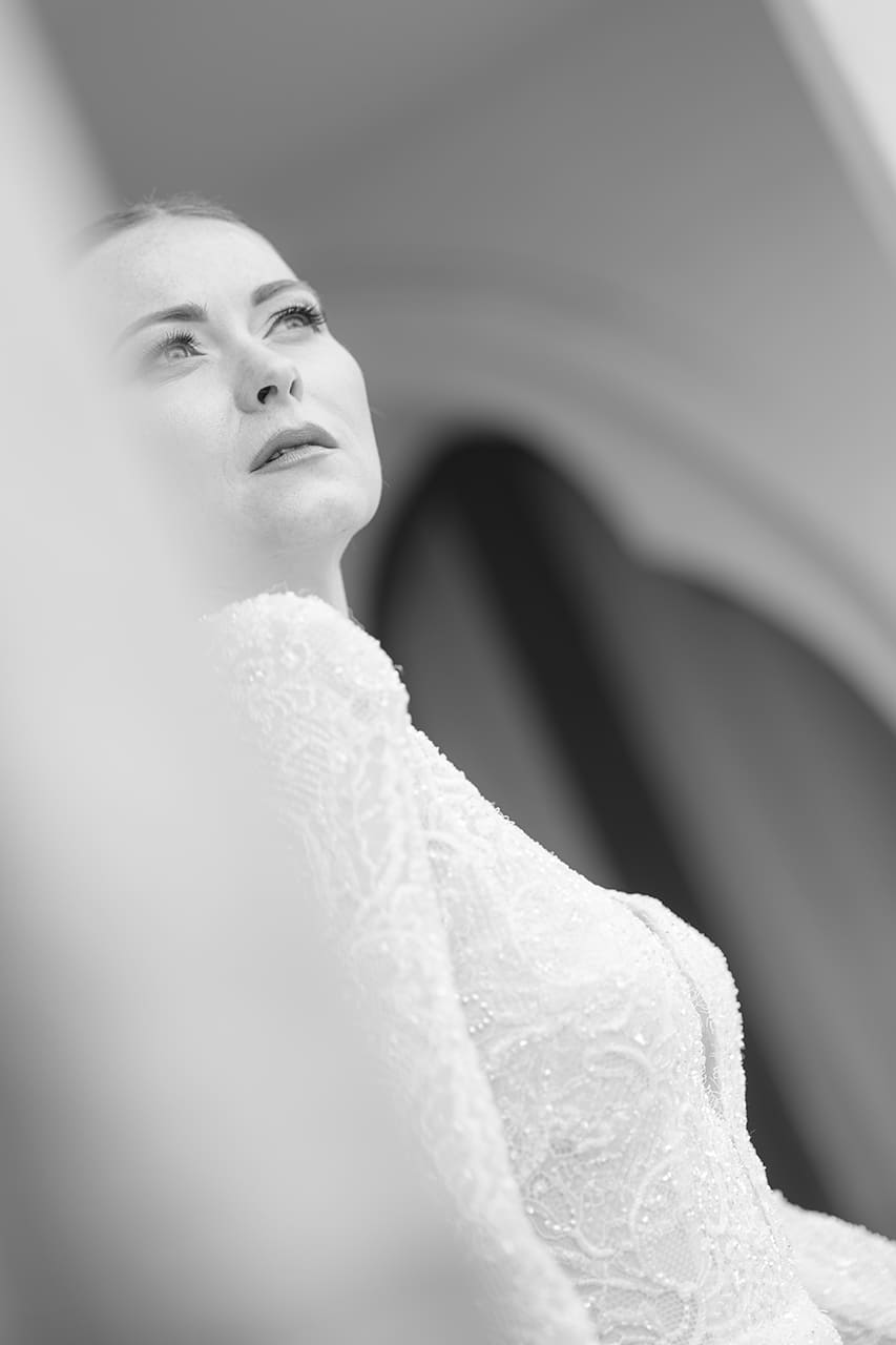 Sposa in stile editoriale in bianco e nero durante un matrimonio in una villa a Pizzo Calabro