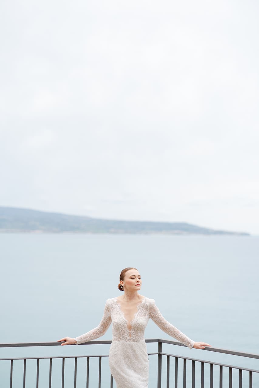 Sposa su una balconata con vista sul mare durante un matrimonio a Pizzo Calabro